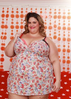 18 year old female boxer Sabrina Blond covers up her naked tits